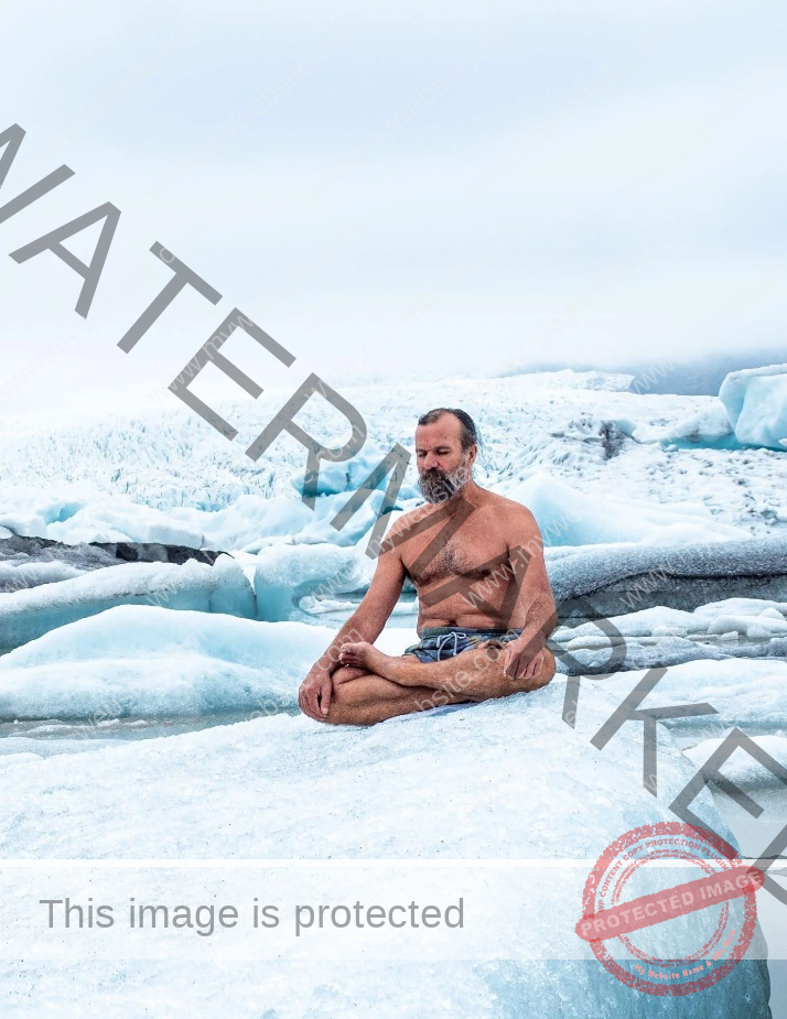 Wim Hof meditiert oberkörperfrei und mit kurzer Hose auf einem Gletscher