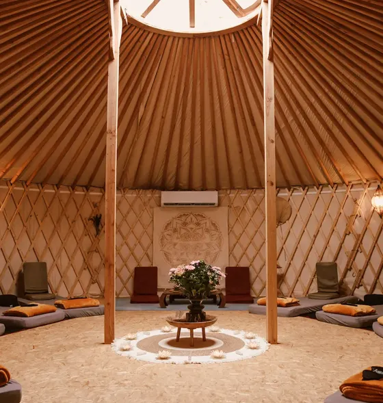 Ayahuasca Retreat Kosten im Preis enthalten Ayahuasca Retreat Kosten im Preis enthalten, Yurte von innen